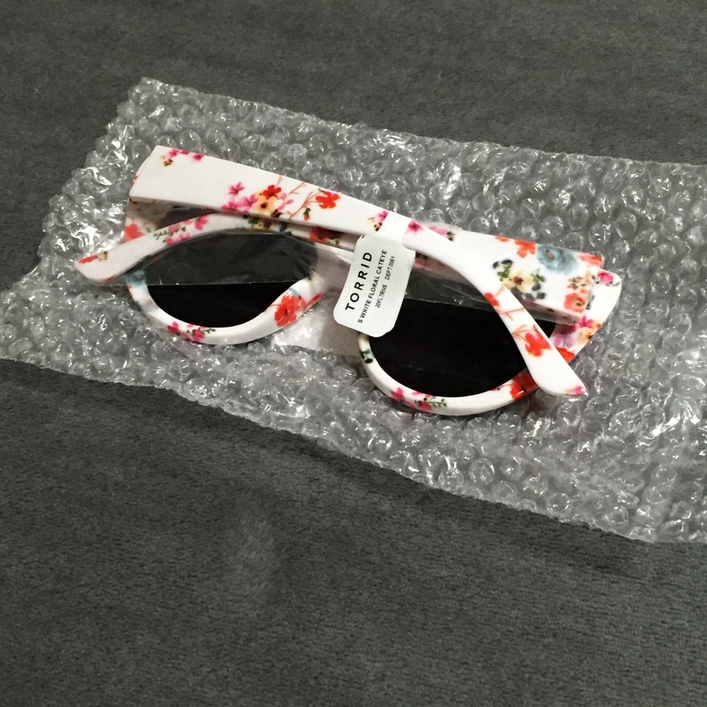 Last One! Torrid WHITE FLORAL CAT EYE SUNGLASSES - Picture 6 of 9